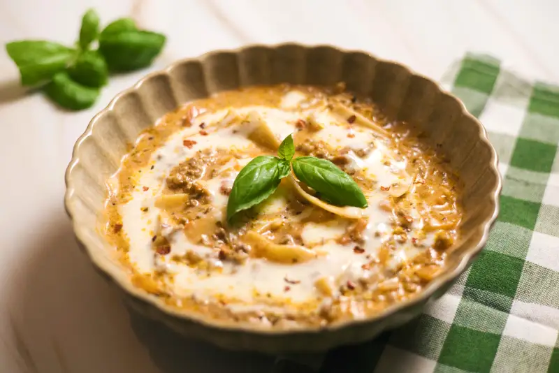 Lasagnekeitto ja mornay-juustokastike